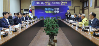 [포토뉴스] 우상호 강원특별자치도지사, 김정중 양양군수과 면담·논의