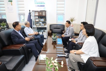 [포토뉴스] 김원학 삼척시의회 의장, 대한노인회 삼척시지회·삼척문화원 방문해 소통 의정 활동 나서