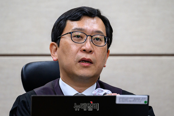 '적극 사법권'과 '사법 영웅주의'를 넘나드는 이진관의 폭주 