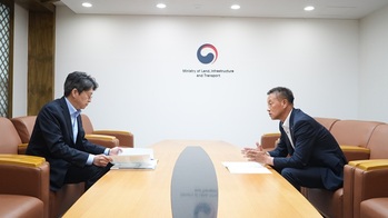 [포토뉴스] 김왕규 양구군수, 홍지선 국토부 제2차관 만나 지역 현안 지원 요청
