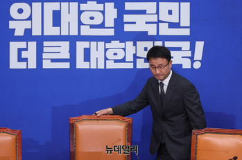 [포토] 회의 참석하는 한병도 민주당 대표 직무대행