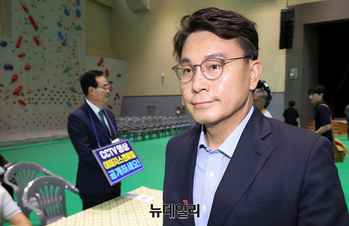 [포토] 맹정섭 지나치는 윤상현 의원 