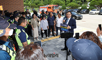 [영상] 충주시장 재검표 현장서 퇴거당한 맹정섭 