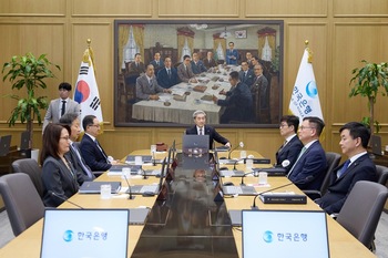 한은, 기준금리 3년 6개월만 인상 … 추가 인상 메시지 주목