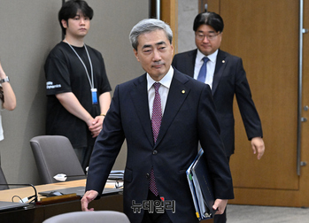 [포토] 금통위 본회의 참석하는 신현송 한국은행 총재