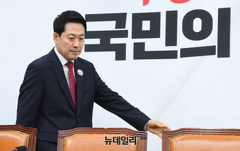 [포토] 최고위 참석하는 장동혁 국민의힘 대표