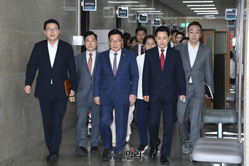 [포토] 당 대표실 향하는 국민의힘 지도부