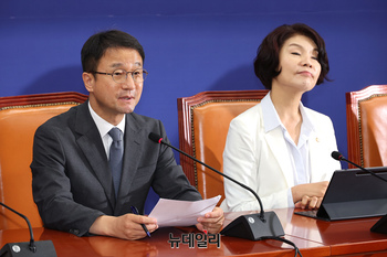[포토] 정책조정회의 참석한 한병도 직무대행 