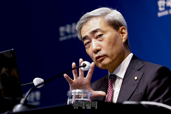 [포토] 기준금리 인상, 발언하는 신현송 한국은행 총재