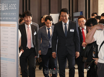 [포토] 서울테크서밋 포럼 입장하는 오세훈 서울시장