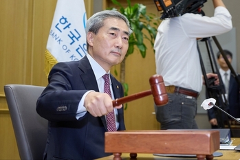 왼쪽 깜빡이 신호켜고, 우회전하는 … '외발 자전거' 정부의 칼춤   