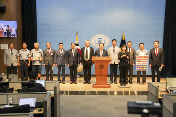 육해공사 총동창회장·사관생도 학부모들 일제 성명 "3군 사관학교 통합은 사관학교 해체 … 안규백 사퇴하라"