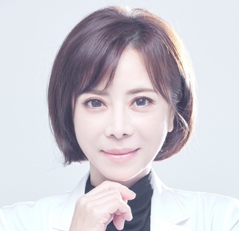 '노래하는 치과의사' 이지, 진료실 벗어나 무대로 … 세미 트롯 '우리 오빠야'로 새 도전
