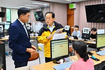 [포토뉴스] 이병선 속초시장, 민생회복지원금 신청 첫 날 현장 접수처 찾아 운영 상황 점검